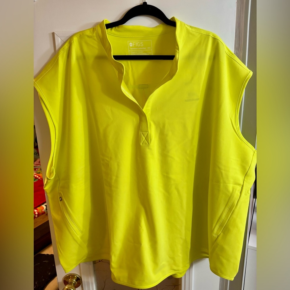 Figs Serving Lime Scrub Top